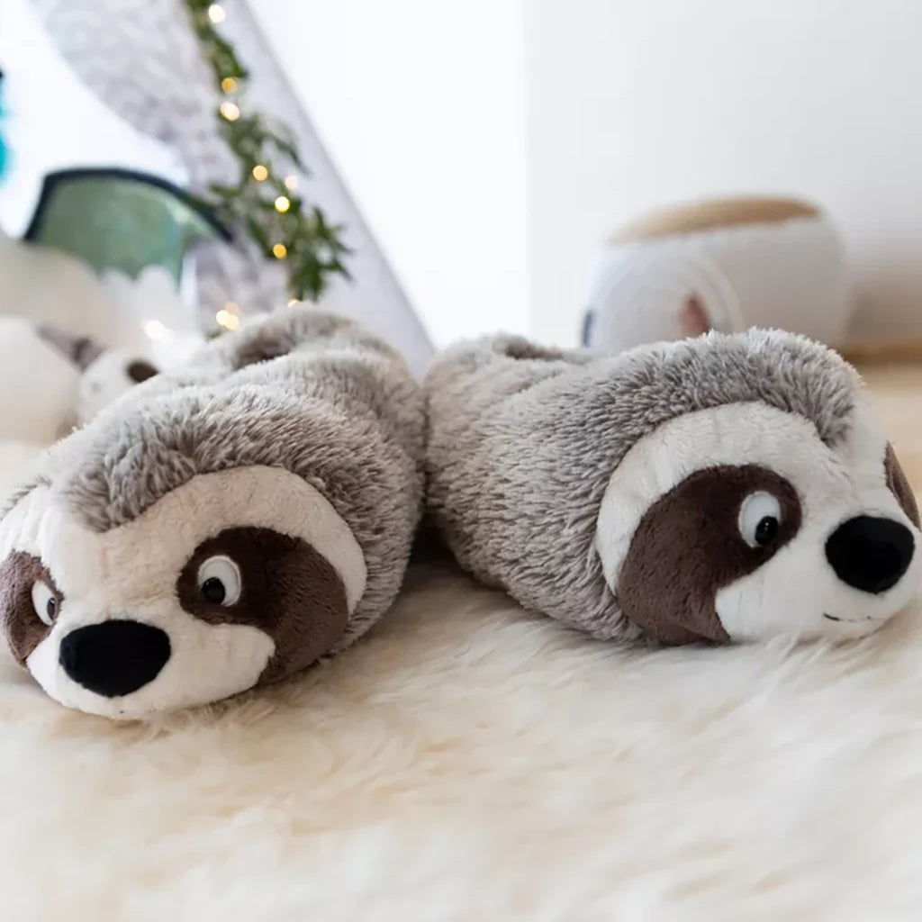 Jaukios pliušinės namų šlepetės gyvūnėlis | Cute and Cosy Slippers Sloth Izzy Icetumbler by NICI | Уютные плюшевые домашние тапочки в виде ленивца Izzy Icetumbler от NICI – Lanksti.lt